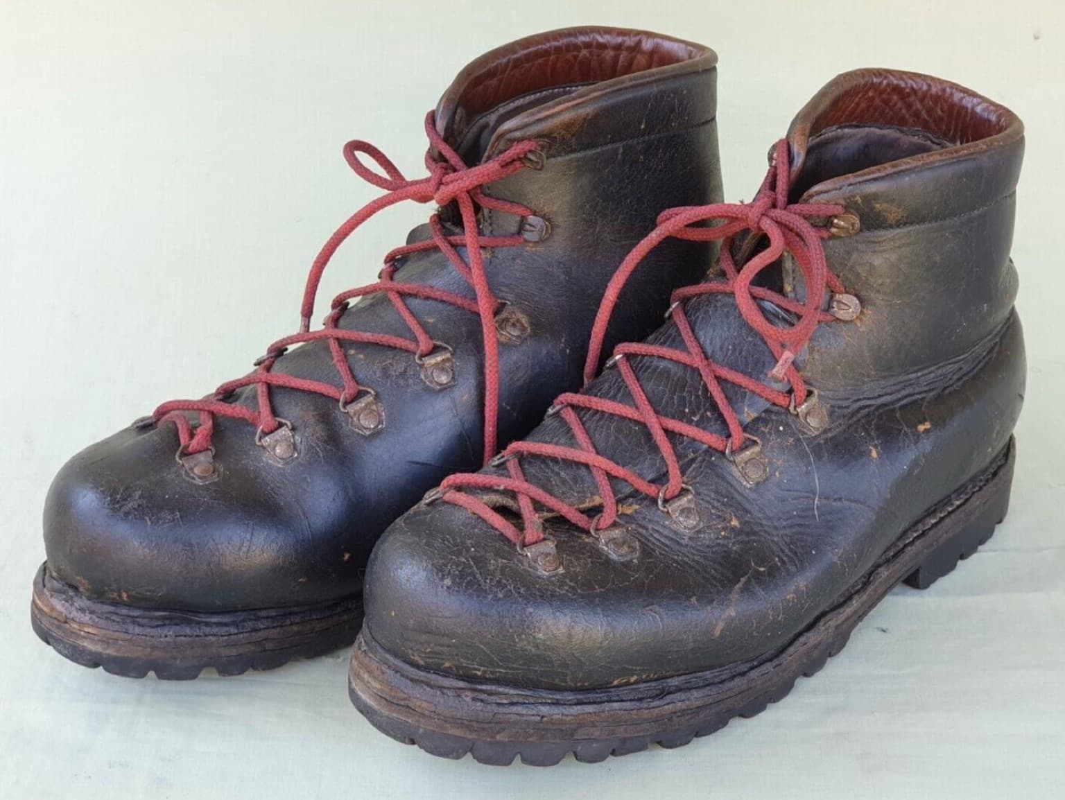 Botas de alpinismo antiguas de cuero con cordones rojos y suela de tacos de goma tipo Carrarmato